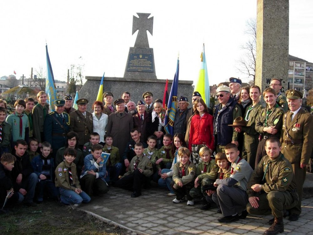 http://02varvara.wordpress.com/2008/11/28/civilisation-ukrainian-style-vandalising-the-memorials-to-the-soldiers-of-the-anti-hitler-coalition/reunion-of-ss-and-upa-in-2006/