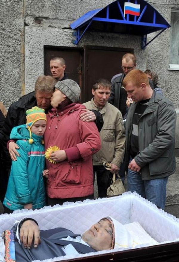  - mezhdurechensk-explosion-grieving-family-e1273854635944