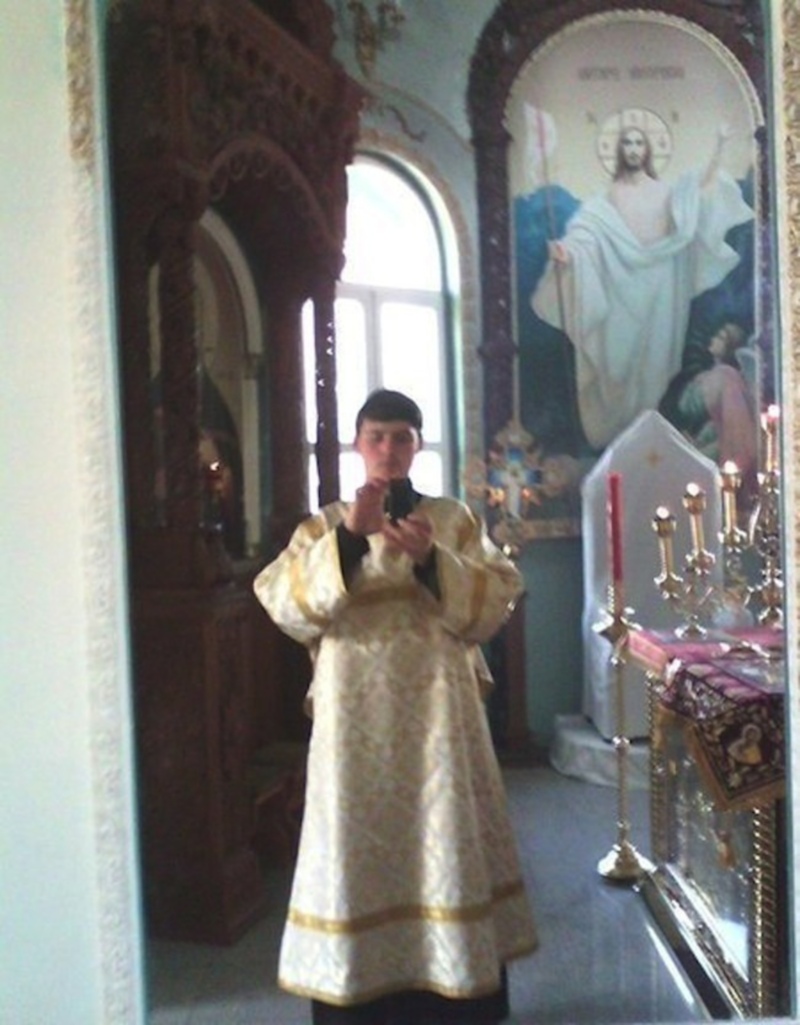 00 Acolyte texting in altar. 23.07.13