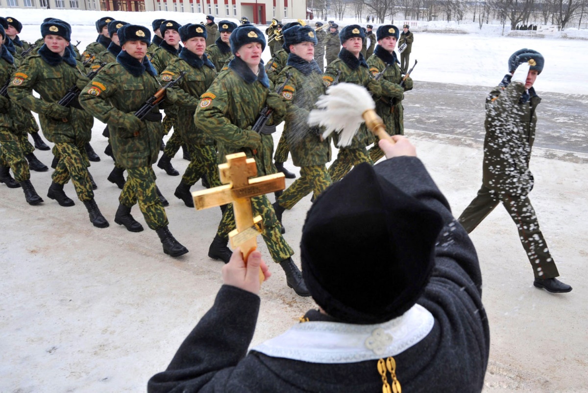 00 Belarus. priest blessing soldiers. 23.08.14