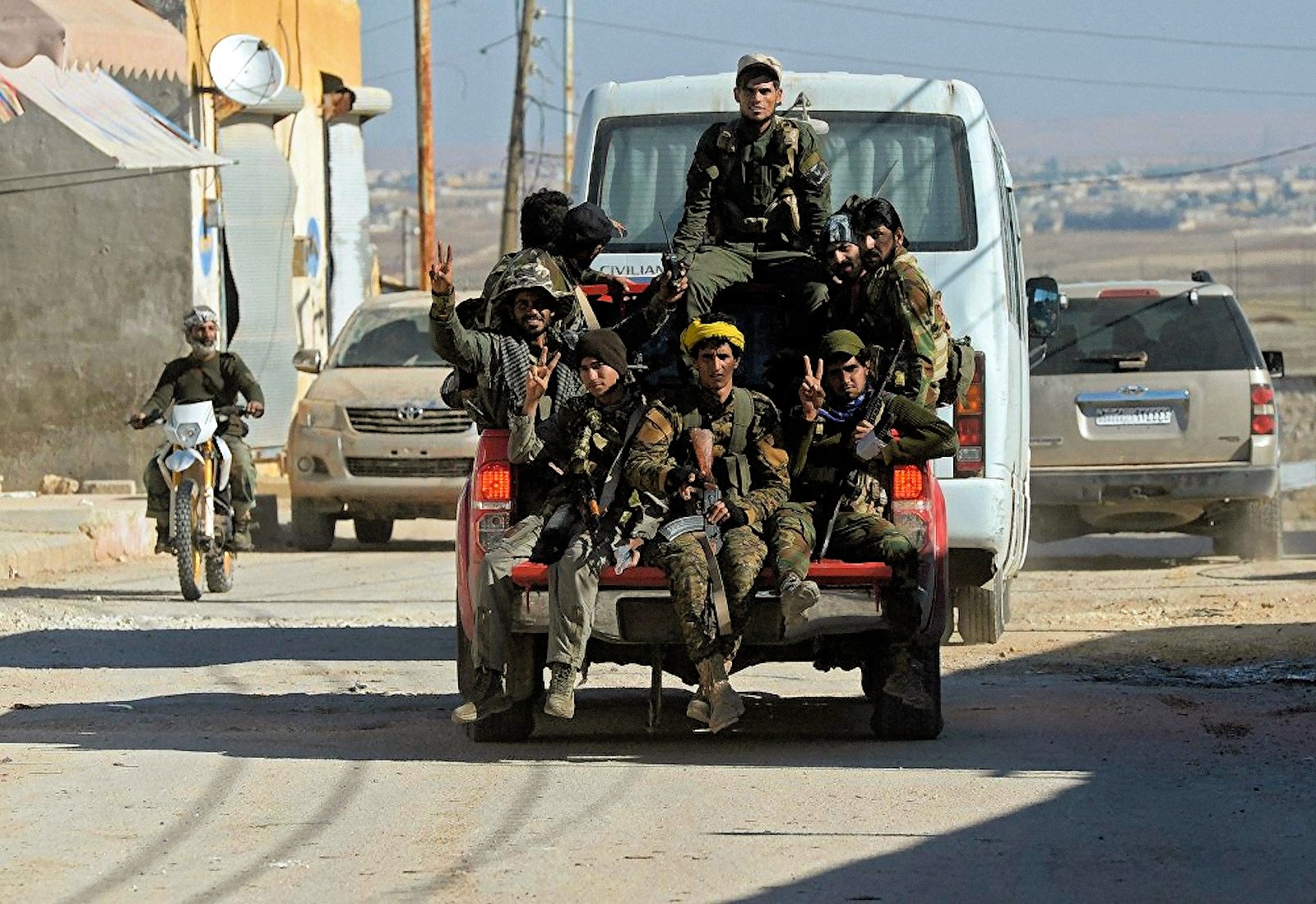 00 syrian soldiers near aleppo 291115